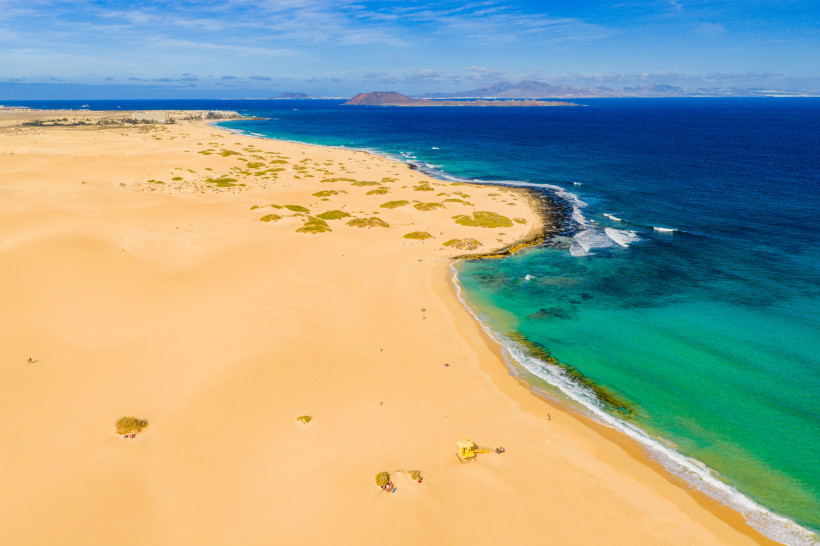 Luftaufnahme der Dunas de Corralejo mit Sanddünen und Küstenlinie am Atlantik