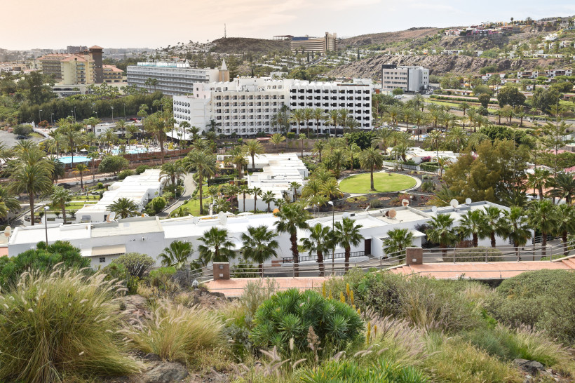Hotelanlagen und Palmenparadies in Maspalomas auf Gran Canaria Blick auf moderne Hotelanlagen, Palmen und gepflegte Gartenanlagen in Maspalomas auf Gran Canaria – perfekte Kulisse für Pauschalreisen und Strandurlaub.