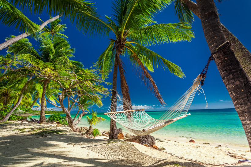 Strand mit Hängematte und Palmen Hängematte zwischen Palmen am weißen Sandstrand mit türkisblauem Meer in Costa Rica