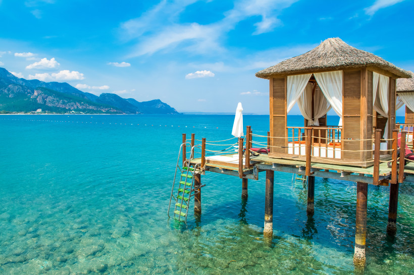 Private Strand-Cabana in Belek – luxuriöse Badeferien am türkisblauen Meer Luxuriöse private Strand-Cabana über dem türkisblauen Meer in Belek, Türkei – ideal für exklusive Badeferien und romantische Luxusmomente.