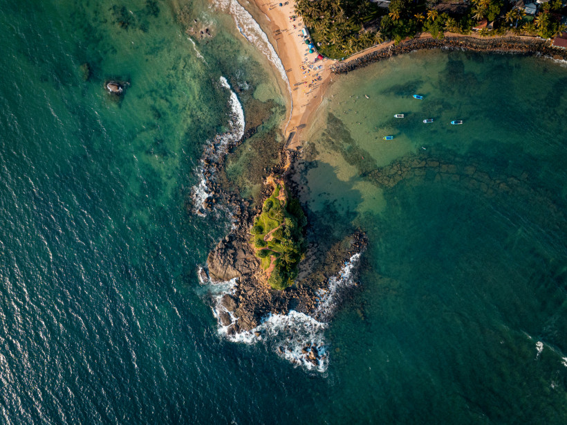 Mirissa, Sri Lanka Luftaufnahme vom Coconut Tree Hill in Mirissa, Sri Lanka, mit markanter Palmenlandschaft auf einer Felsklippe am Meer