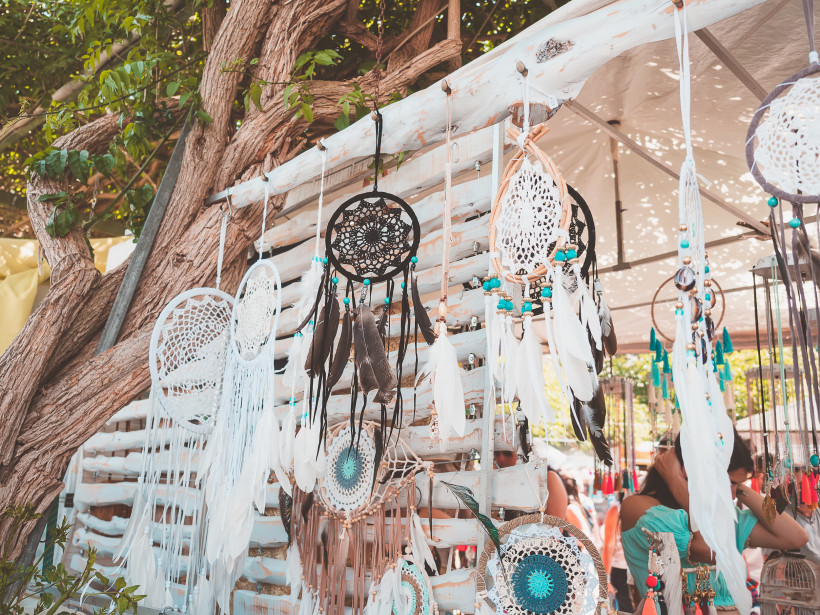 Straßenmarktstand mit handgefertigten Traumfängern und Schmuck auf Ibiza, Spanien Handgefertigte Traumfänger und Schmuck an einem Marktstand auf einem Hippiemarkt auf Ibiza, Spanien