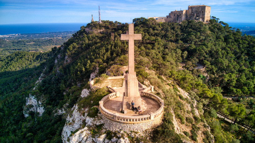 Kloster Sant Salvador mit großem Steinkreuz auf dem Berg oberhalb von Felanitx auf Mallorca