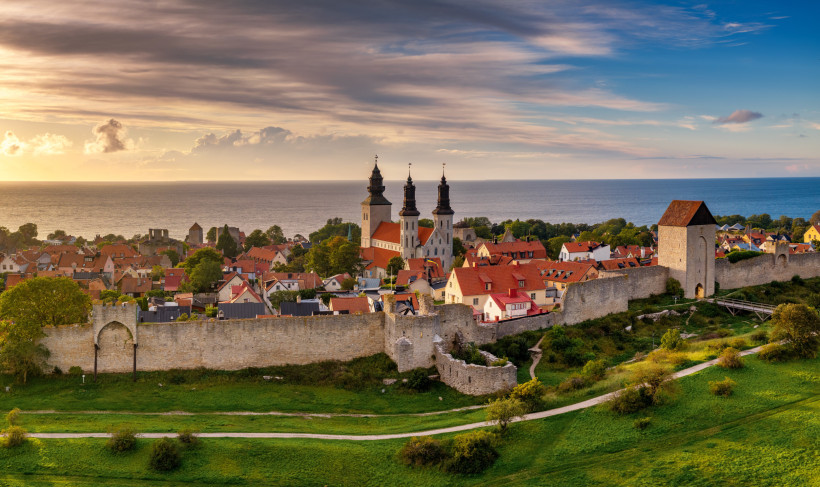 Visby auf Gotland: Blick über die Stadtmauer zur Altstadt und zur Ostsee Altstadt von Visby auf Gotland mit Stadtmauer, roten Dächern und Kirchtürmen vor der Ostsee