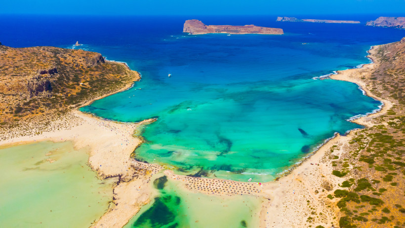 Luftaufnahme der Balos-Lagune mit türkisfarbenem Flachwasser, Sandbänken und vorgelagerten Felseninseln