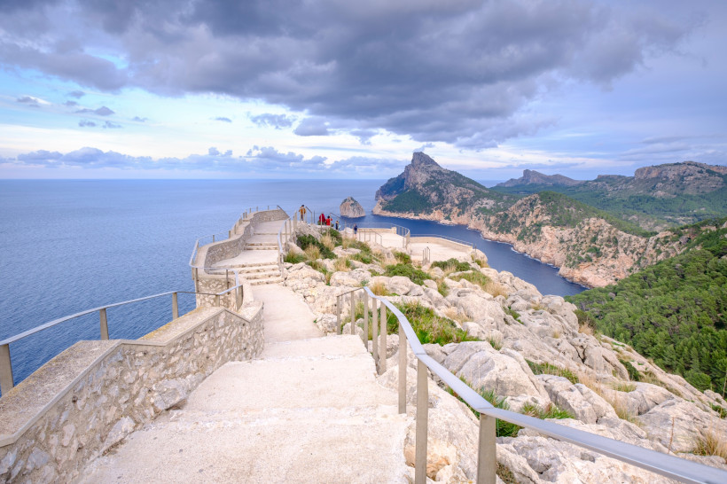 Aussichtsterrassen des Mirador Es Colomer am Cap Formentor mit Treppenanlage, Felslandschaft und Blick auf die Steilküste der Nordküste Mallorcas.