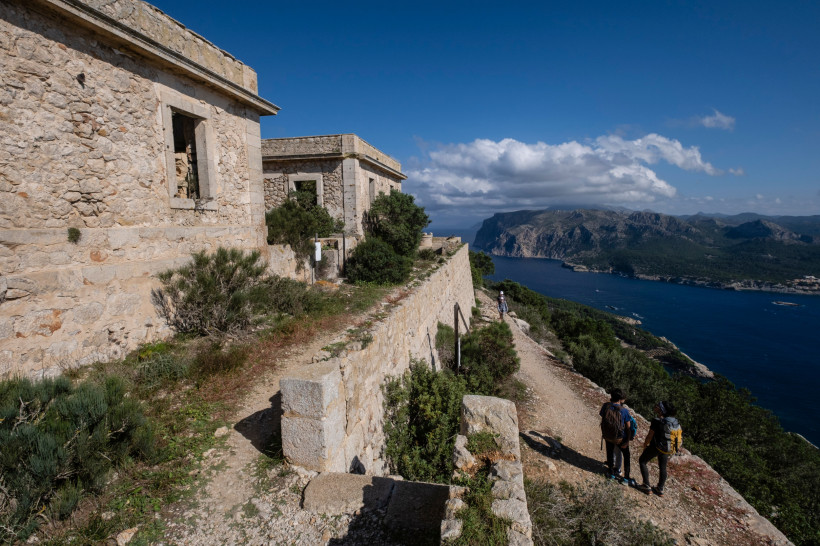 Markierte Wege auf Sa Dragonera führen entlang der Felsküste bis zum Leuchtturm Far de Tramuntana. Die Tour umfasst rund 4,5 km einfach und dauert etwa 1,5–2 Stunden.