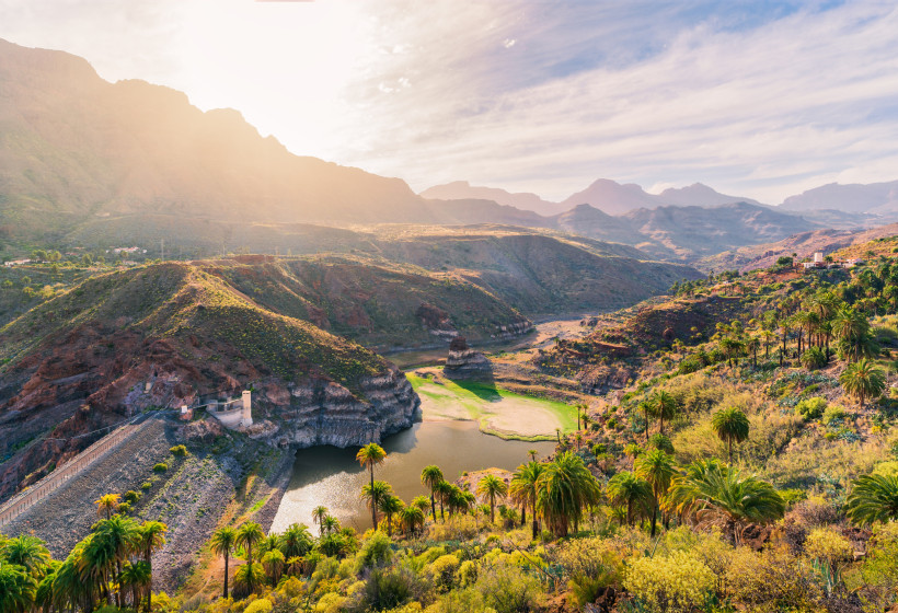 Berglandschaft mit Stausee, Palmen und Abendlicht bei Las Palmas de Gran Canaria