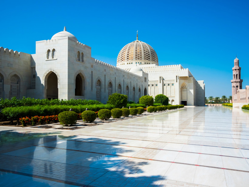 Außenansicht der Sultan-Qabus-Moschee mit Kuppel, Arkaden und Vorplatz