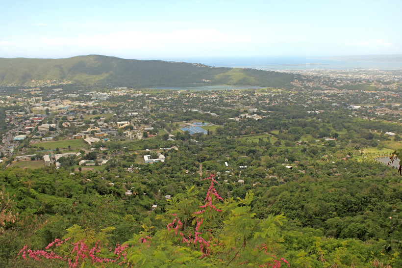 Kingston Jamaika – Panoramablick auf Stadt und Bucht Panoramablick auf Kingston, Jamaika mit Bergen, Stadt und Bucht im Hintergrund.