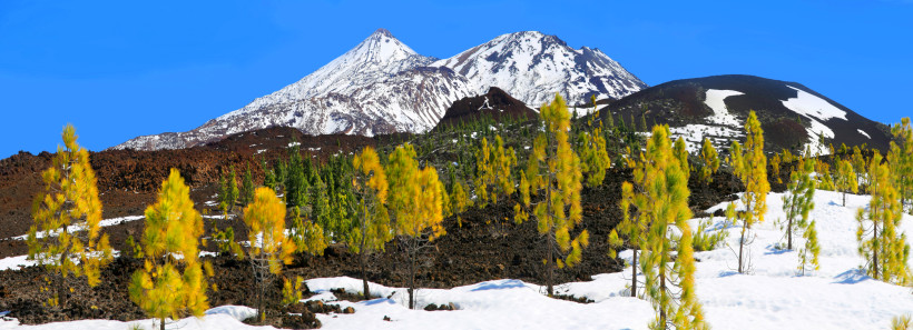 Winter auf Teneriffa – verschneiter Teide und einzigartige Vulkanlandschaft Schneebedeckter Teide auf Teneriffa im Winter mit Vulkanlandschaft und kanarischen Kiefern. Kontrast aus Schnee, Lavafeldern und blauem Himmel.