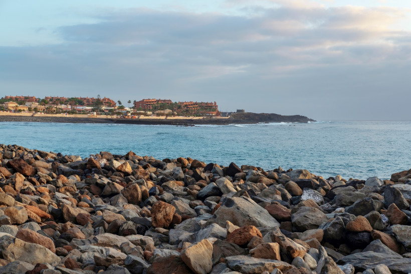 Felsküste bei Palm-Mar auf Teneriffa mit Blick auf den Atlantik Steinige Küste bei Palm-Mar auf Teneriffa mit Meerblick und Wohnanlagen im Hintergrund bei ruhiger Brandung