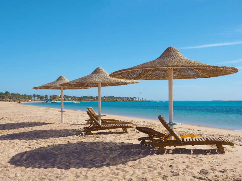 Strand in Soma Bay - Hurghada Sonnenliegen und Strohschirme am Strand