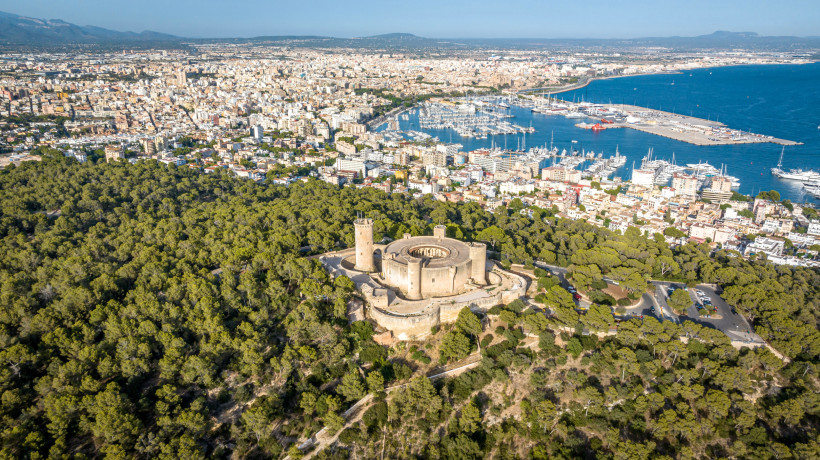 Luftaufnahme des Castell de Bellver oberhalb von Palma mit Blick auf Stadt, Hafen und Bucht