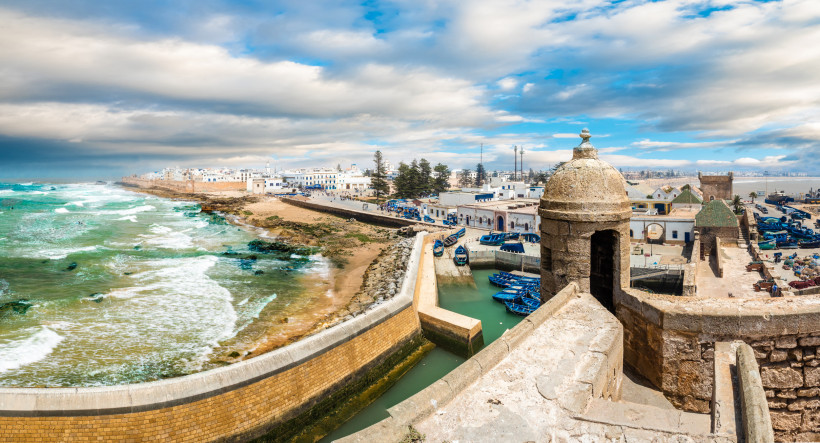 Essaouira – historische Altstadt und Stadtmauer an der Atlantikküste Blick auf die Festungsmauer und die Altstadt von Essaouira, Marokko – UNESCO-Weltkulturerbe an der Atlantikküste mit Fischerbooten und Meerblick.