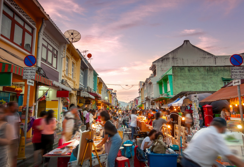 Phuket Town Night Market – Streetfood und Shopping in der Altstadt Lebhafter Nachtmarkt in der Altstadt von Phuket Town mit bunten Häusern und Streetfood-Ständen