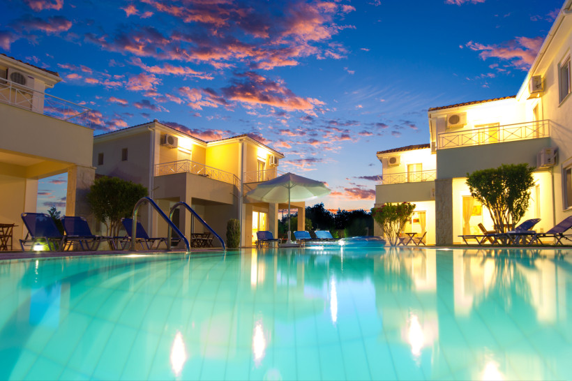 Hotelpool in Analipsi auf Kreta bei Sonnenuntergang mit ruhiger Atmosphäre