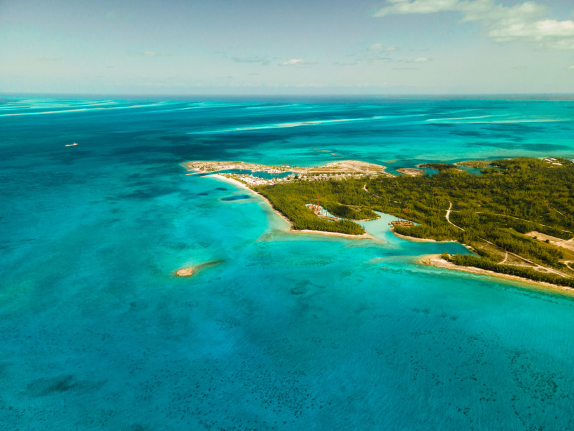 Eleuthera: Luftaufnahme einer Küstenlandschaft mit Lagune und Sandbänken Luftaufnahme der Küste von Eleuthera mit türkisfarbenem Meer, Sandbänken und bewaldeter Landzunge