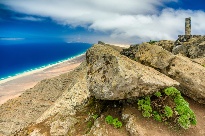 Blick vom Pico de la Zarza über Felskuppe und Küstenlinie mit Meer und Wolken