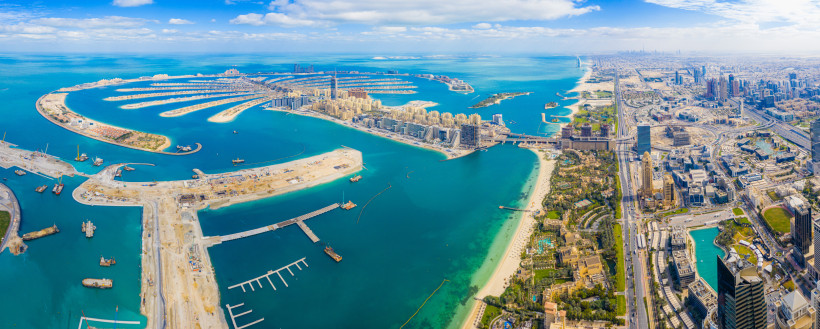 Luftaufnahme der künstlichen Insel Palm Jumeirah in Dubai mit palmförmigen Wohnanlagen, Stränden und türkisfarbenem Meer