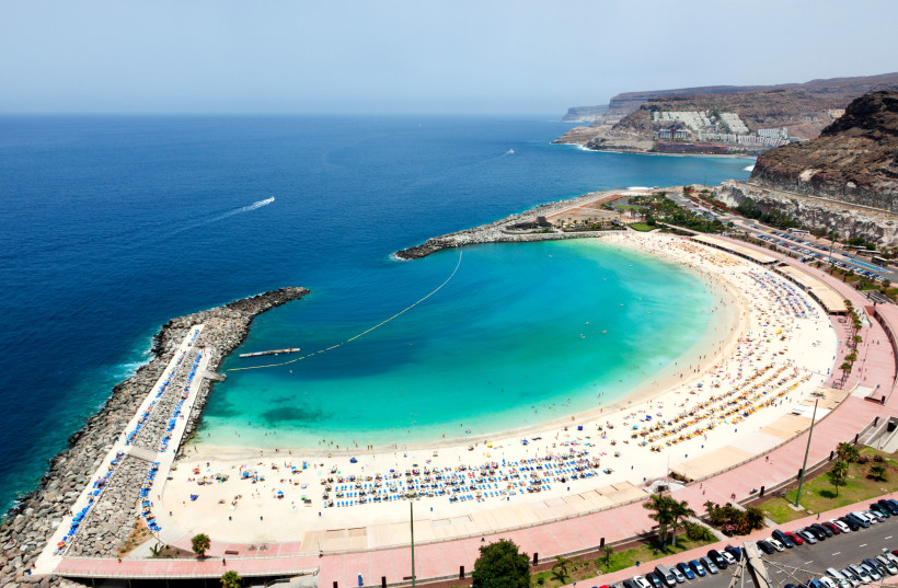 Luftaufnahme der Playa de Amadores mit geschützter Bucht, weißem Sandstrand und türkisfarbenem Meer