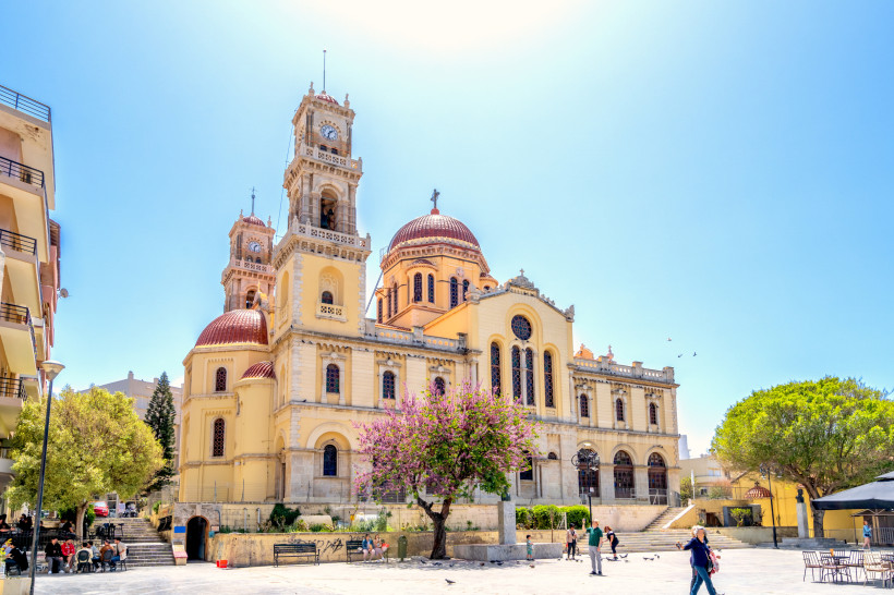 Kirche Agios Titos in der Altstadt von Heraklion mit Platz und Bäumen