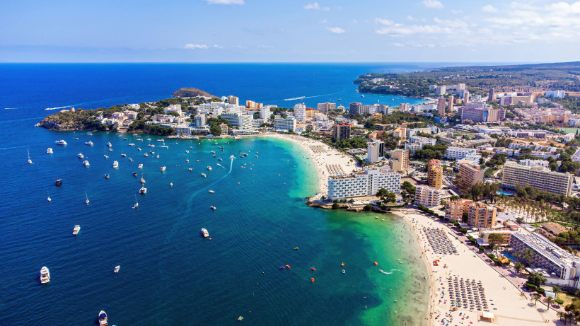 Luftaufnahme von Palma Nova mit Sandstrand, Hotels und Badebucht mit Booten