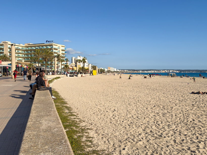 Strandpromenade von Can Pastilla mit breitem Sandstrand, Hotels und Blick auf die Bucht von Palma
