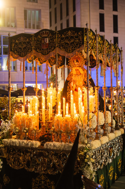 Karfreitagsprozessionen Altar mit Figur und vielen Kerzen
