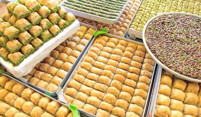 Baklava – Traditionelle türkische Süßspeise mit Pistazien Frische Baklava in verschiedenen Formen mit Pistazienfüllung in einer Auslage – klassische türkische Süßspeise und beliebtes Dessert in Antalya