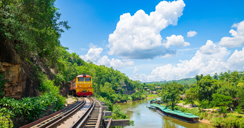 Historischer Zug auf der berühmten Death Railway in Kanchanaburi über den River Kwai in Thailand