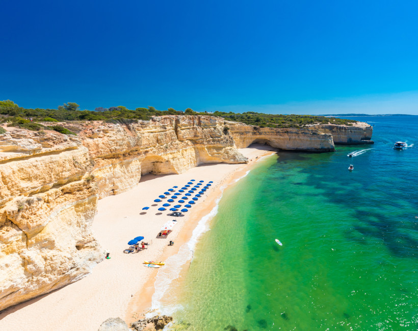 Luftaufnahme der Praia da Marinha und Malhada do Baraco an der Algarve mit Steilküste, Sandstrand und türkisfarbenem Meer
