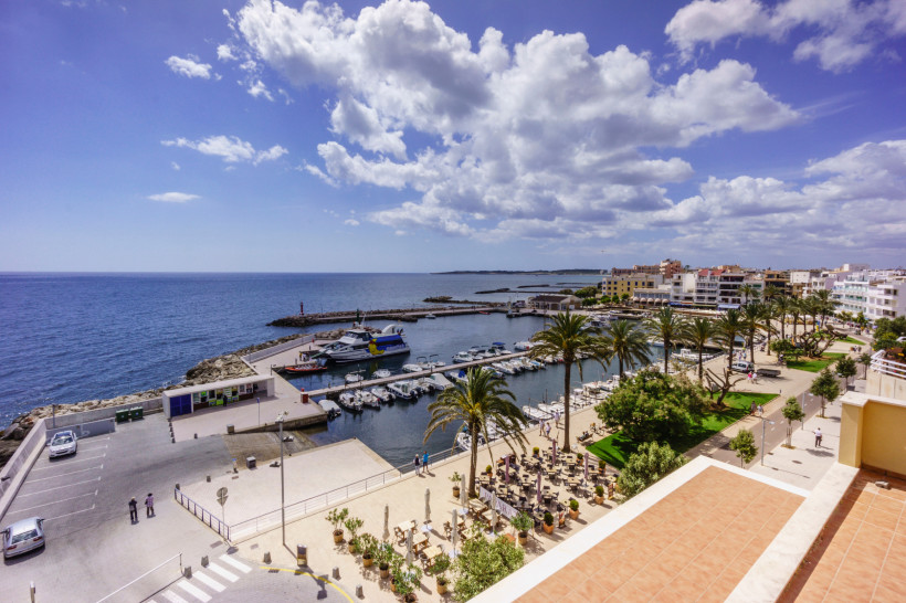 Hafen von Cala Bona auf Mallorca mit kleiner Marina, Promenade und Cafés am Meer