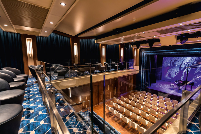 Schaubühne auf Mein Schiff 7 mit Sitzreihen, Bühne und Balkonbereich