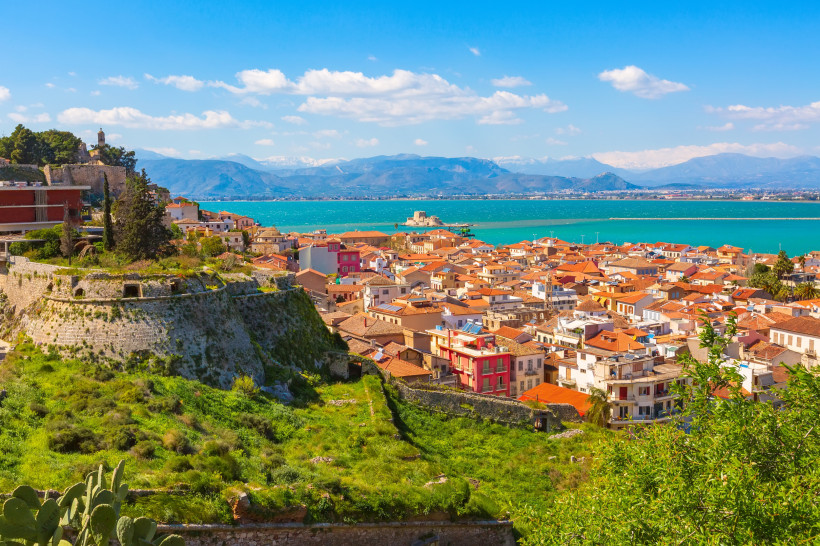 Griechenland - Nafplio Blick auf Nafplio mit venezianischer Festung, roten Dächern und dem türkisfarbenen Meer im Hintergrund