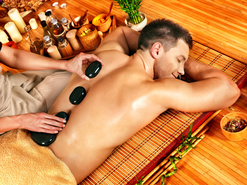 Mann erhält eine wohltuende Hot-Stone-Massage im Spa – perfekte Entspannung auf Lanzarote.