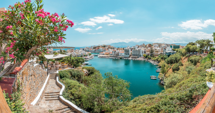 Agios Nikolaos, Kreta  Blick über den Voulismeni-See und die malerische Hafenstadt