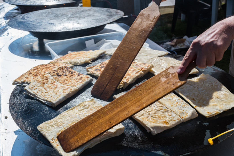 Frisch zubereitete türkische Gözleme auf einer heißen Platte – beliebtes Streetfood in Kemer