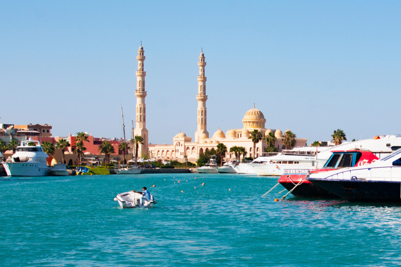 Herbst in Ägypten Moschee El Mina Masjid und der Yachthafen mit den Schiffen