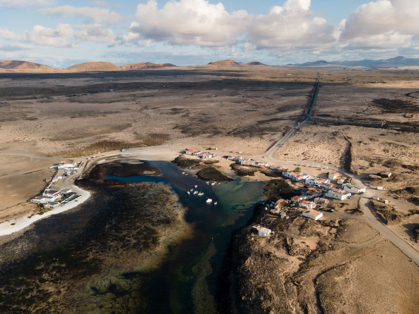 Majanicho – abgeschiedenes Fischerdorf an Fuerteventuras Nordküste Luftaufnahme von Majanicho auf Fuerteventura mit Lagune, kleinen Fischerhäusern und wüstenhafter Nordküste