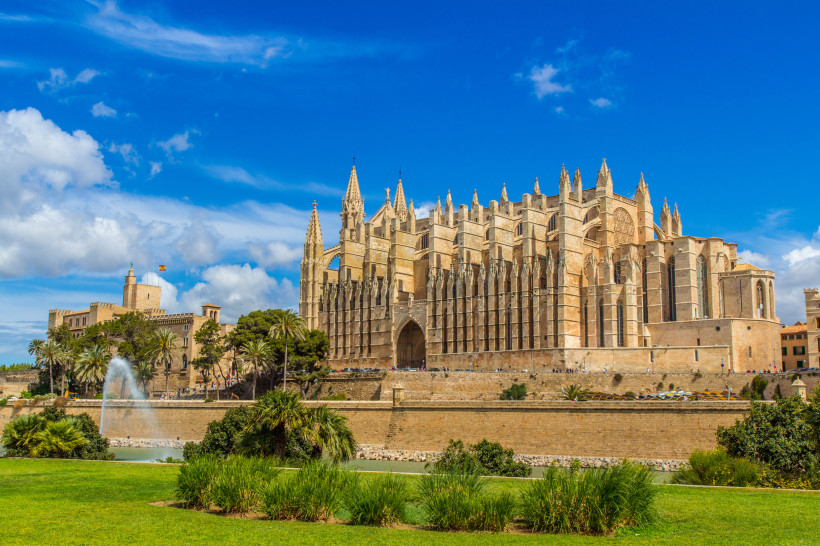 Kathedrale La Seu in Palma de Mallorca Kathedrale La Seu in Palma de Mallorca mit gotischer Fassade und Strebepfeilern unter blauem Himmel