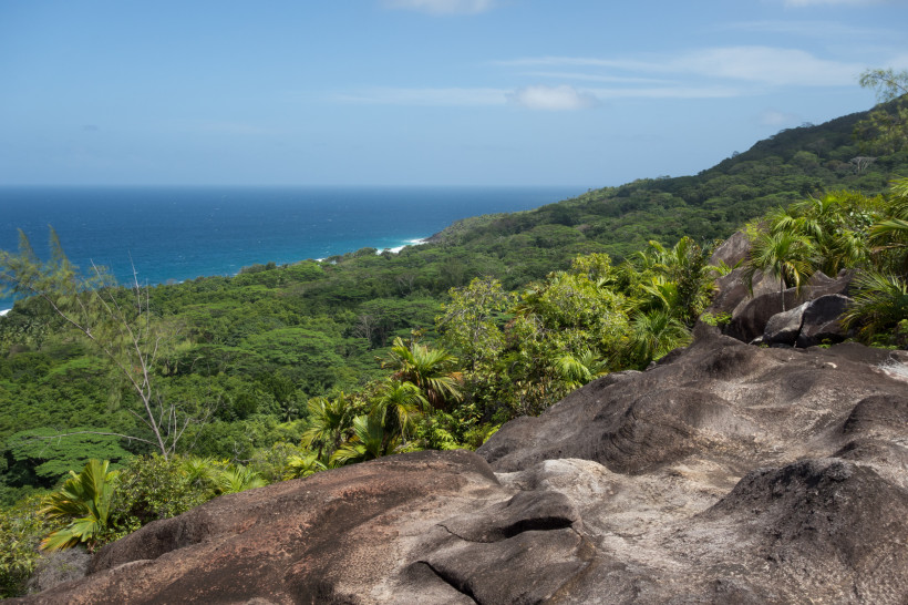 Seychellen - Silhouette Island Silhouette Island Seychellen 2025/2026 – Aussicht auf die unberührte Natur mit dichten Wäldern, Felsen und Meer