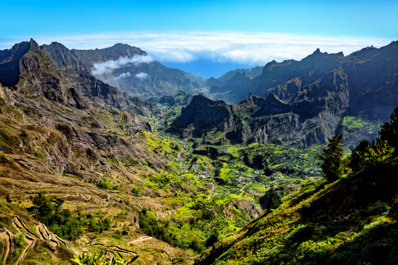 Spektakuläre Berglandschaft von Santo Antão, Kapverden – tiefes grünes Tal, schroffe Felsen und Wolkenmeer am Horizont