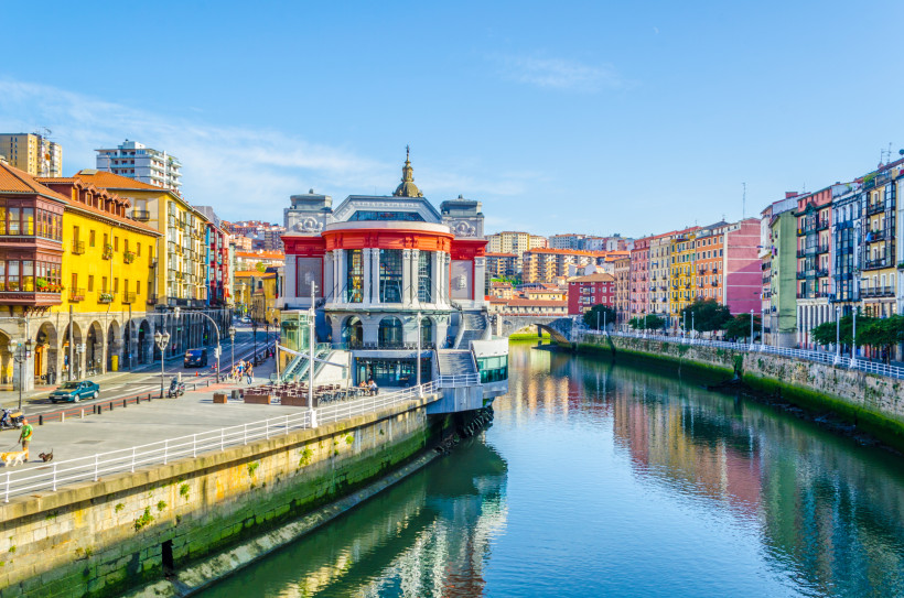 Ribera-Markt in Bilbao am Fluss Nervión mit historischen Markthallen und Uferbebauung