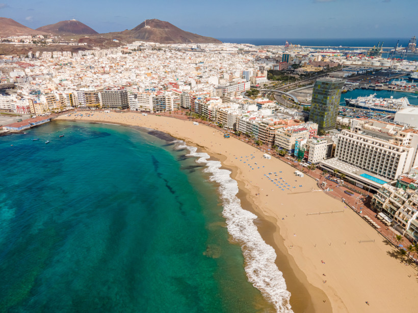 Las Canteras Strand in Las Palmas – Stadtstrand mit Urlaubsflair Luftaufnahme des berühmten Las Canteras Strandes in Las Palmas de Gran Canaria mit goldenem Sand, türkisblauem Meer und Hotelpromenade. Perfekt für Badeurlaub und Städtereise auf Gran Canaria.