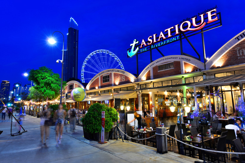Asiatique Bangkok – Nachtmarkt mit Riesenrad, Shopping  Asiatique The Riverfront in Bangkok bei Nacht mit beleuchtetem Riesenrad und Restaurants am Fluss