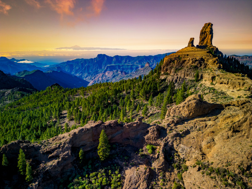 Roque Nublo bei Sonnenuntergang – das Wahrzeichen von Gran Canaria Roque Nublo auf Gran Canaria bei Sonnenuntergang mit Blick über grüne Berglandschaft und Wälder