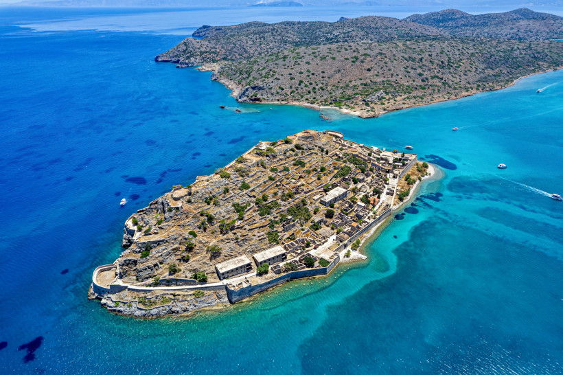 Spinalonga – Insel mit Festung und Ruinen in der Bucht von Elounda, Kreta Luftaufnahme der Insel Spinalonga mit Festungsanlage und Ruinen im türkisblauen Meer vor der Küste Kretas