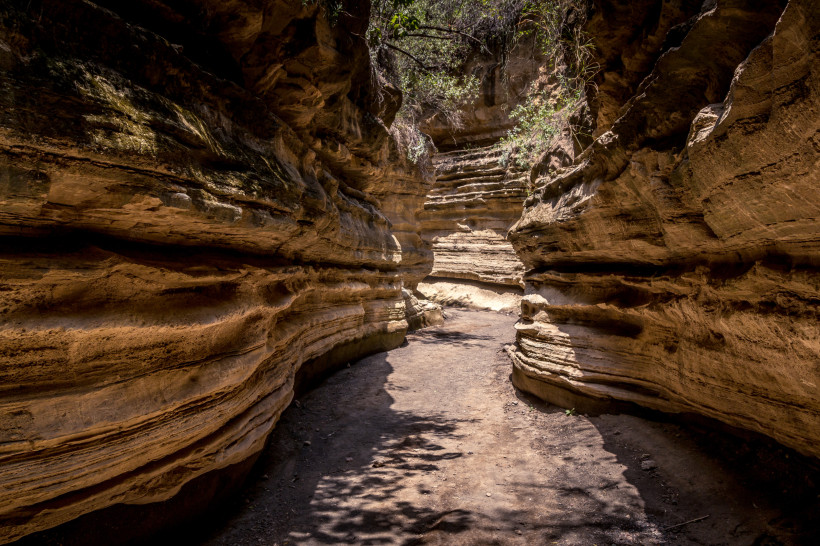 Hell’s Gate Nationalpark – spektakulärer Canyon in Kenia Canyon mit Sandsteinformationen im Hell’s Gate Nationalpark, Kenia – Naturwunder und Wanderziel.
