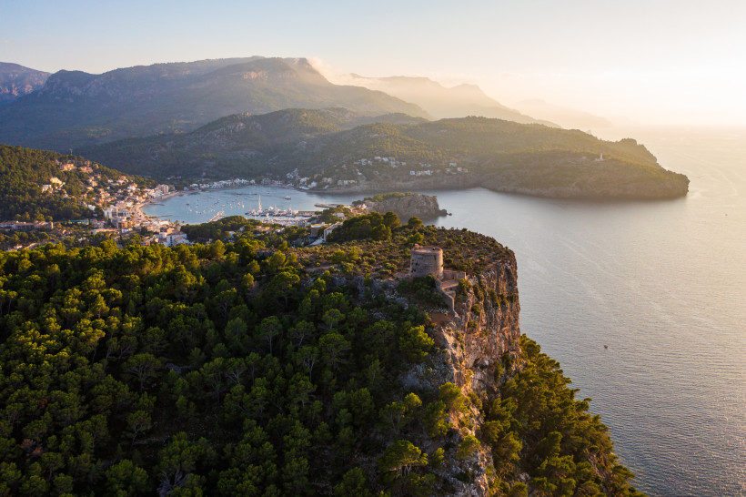 Torre Picada auf einer Klippe mit Blick auf Port de Sóller und die Bucht